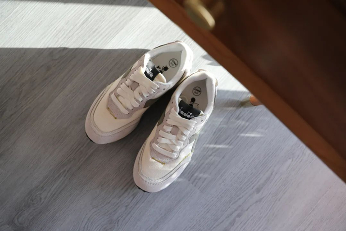 点睛之笔则要属Logo处一抹“冰藓绿”，瞬间为整体增添一分自然韵味。穿上它，仿佛有种在大自然中奔跑的感觉。