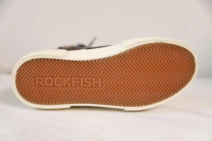 超纤鞋面也进行了升级，鞋面不怕湿，很容易打理，和双脚的贴合度也很好。划线价439元，现在折后仅需299就能入手，真的很超值。