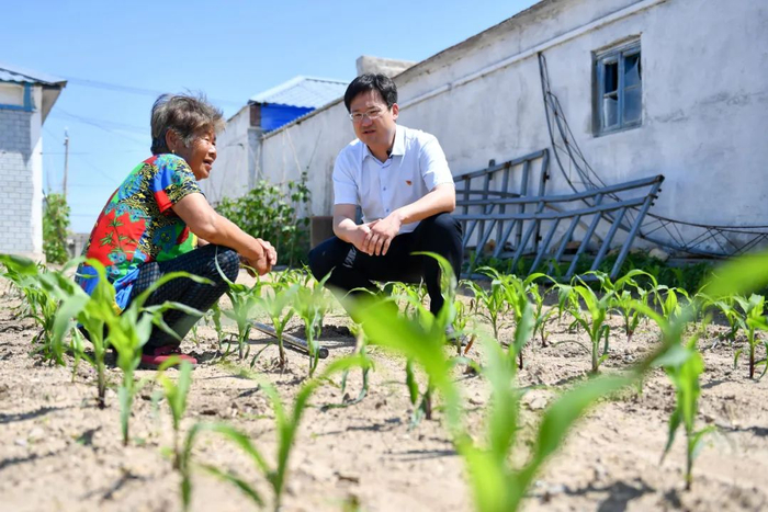 基层干部走访群众 贝赫 摄