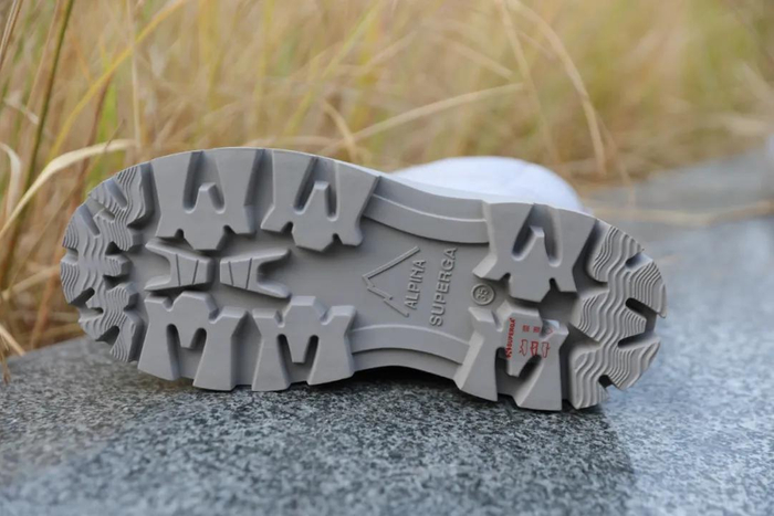 折后价格699元，作为一款功能性雪地靴来说，很有性价比。