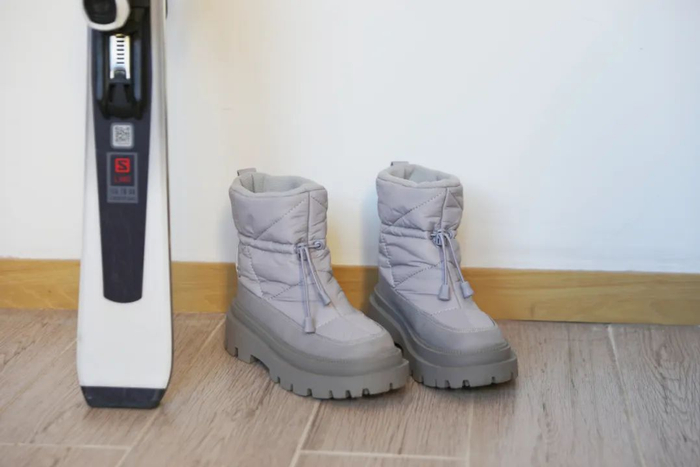 同款还有黑色可选，黑色作为基础色调，几乎可以与任何颜色的衣服搭配，无论是休闲装还是稍微正式一些的装扮，都能够很好地融合。