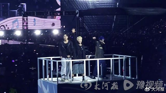 小天用拍摄“神器”拍的演唱会现场图
