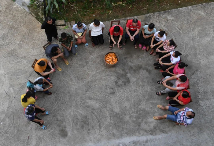 基层干部和村民们一起议事 陆波岸 摄