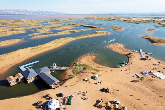 乌海湖畔引客来。（资料图）