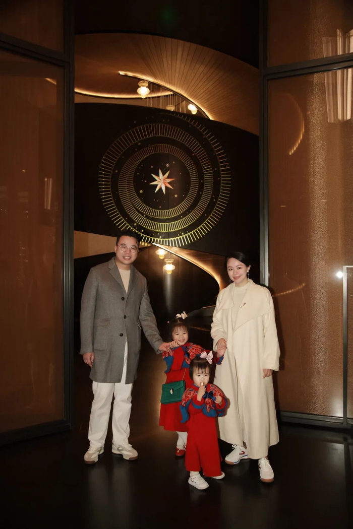 新年搭配红色单品，和鞋面红色Logo呼应，也非常出彩。福利价只要499元~