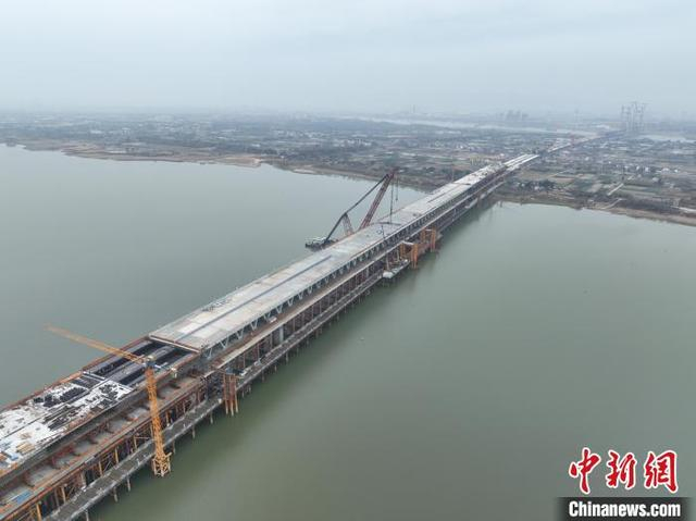 图为航拍昌九高铁南昌扬子洲赣江公铁大桥中支主桥合龙现场。张学东 摄