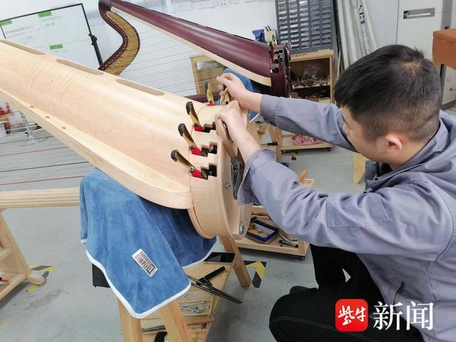 竖琴制作现场。张建波 摄
