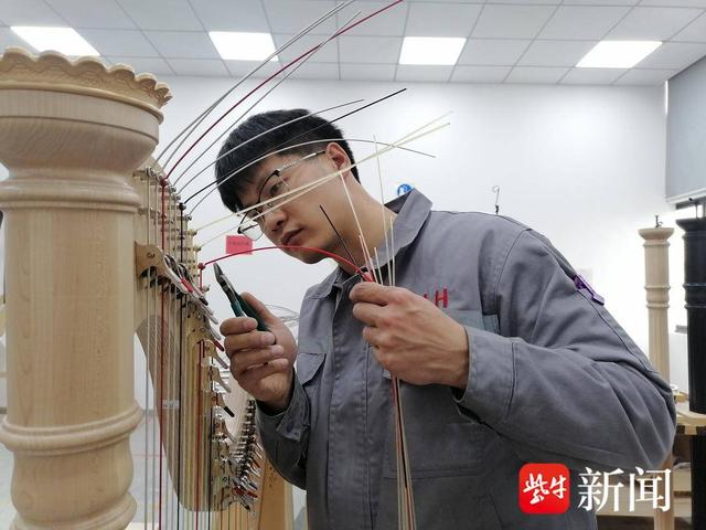 竖琴制作现场。张建波 摄