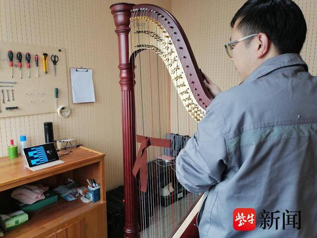 竖琴制作现场。张建波 摄