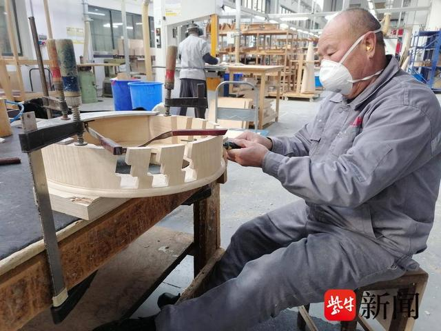 竖琴制作现场。张建波 摄