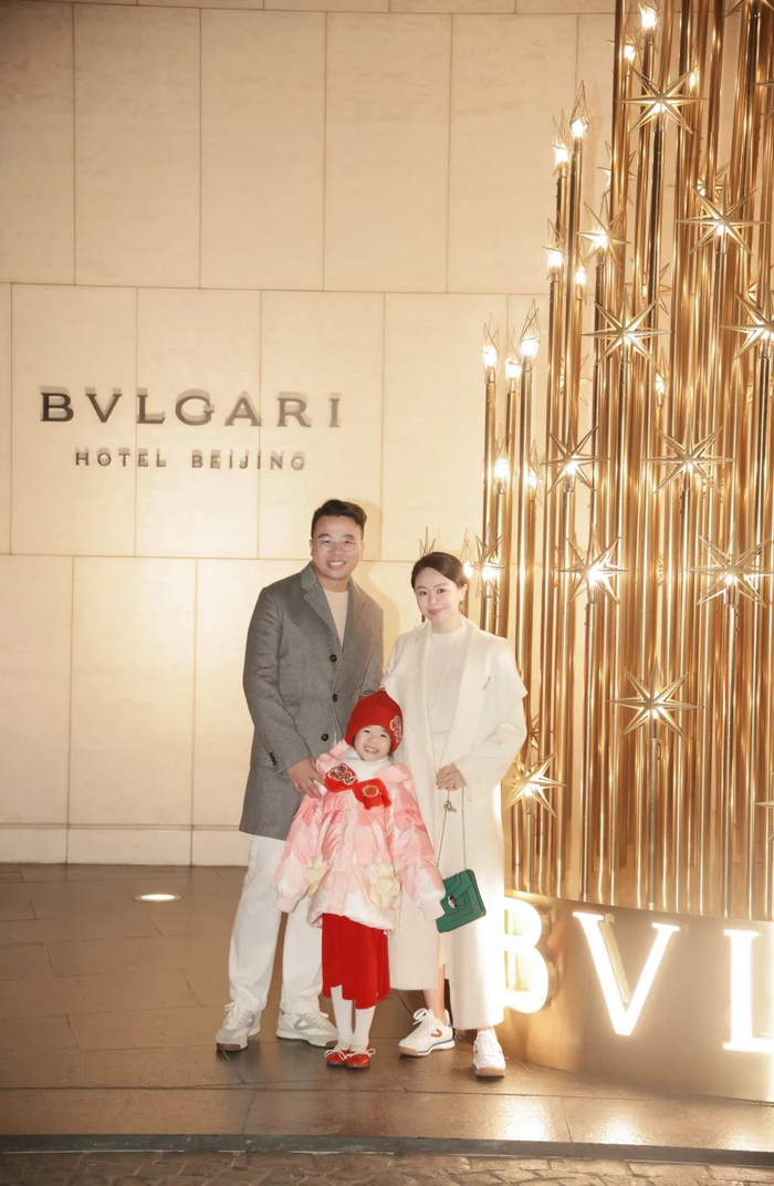 我穿的是红蓝配色的Rawlins，是刘亦菲同款，超级畅销。