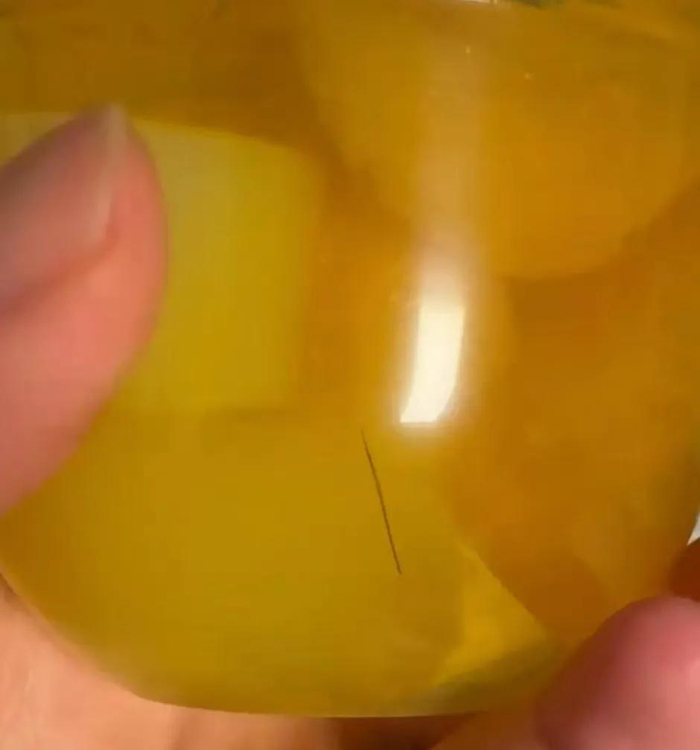 李女士购买的果冻中发现有一根头发