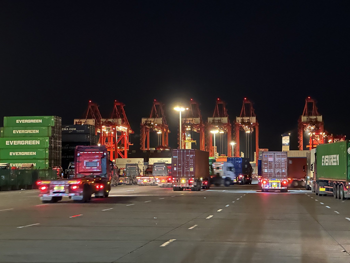 集卡车在洋山深水港码头作业。洋山公安处供图