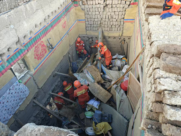 救援人员正在搜寻幸存者。受访者 图