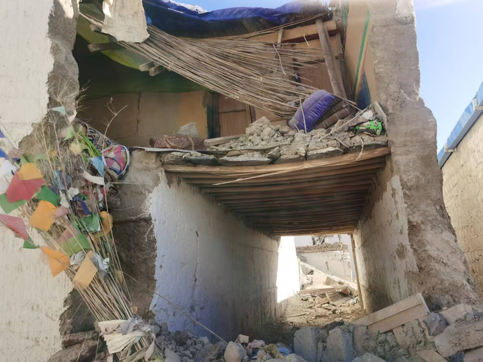 震中泥土结构的房屋倒塌严重。受访者图