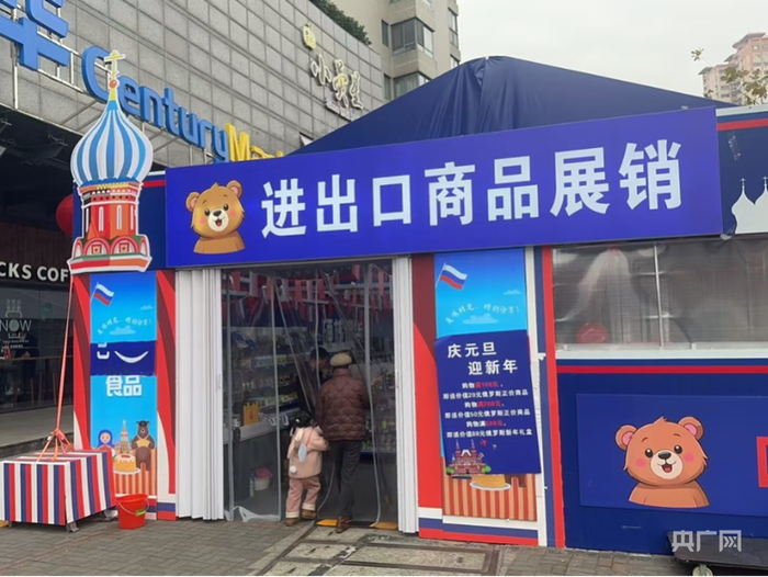 部分店铺已将“国家馆”的店招调整（上：整改前；下：整改后）