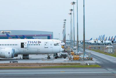 泰国曼谷素万那普国际机场内的民航客机。本报记者 白元琪摄