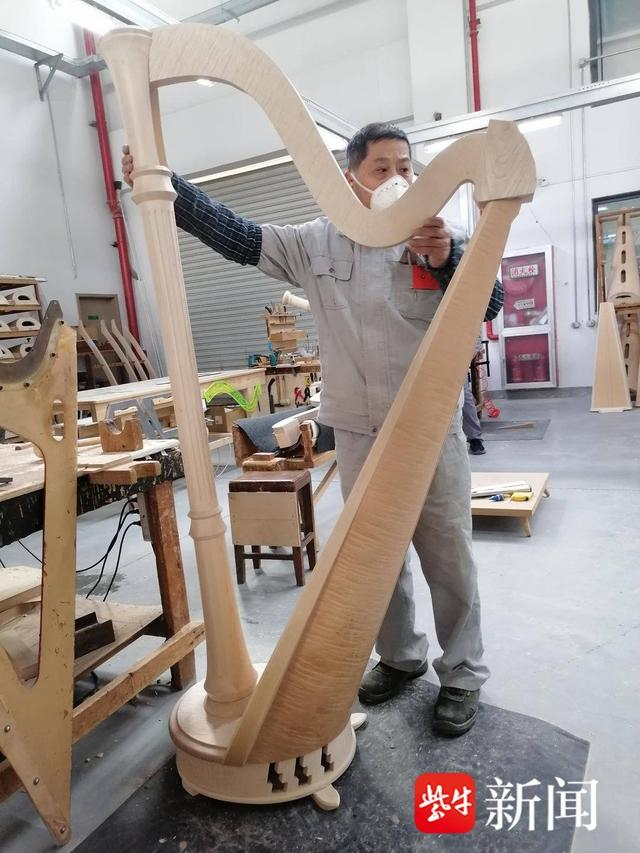 竖琴制作现场。张建波 摄