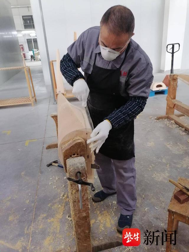 竖琴制作现场。张建波 摄