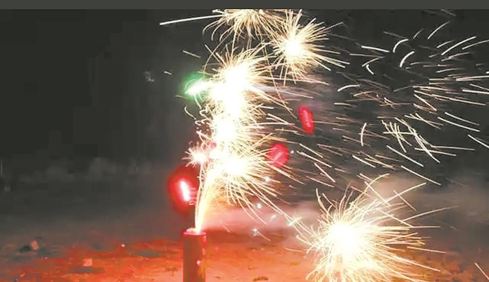     微信群售卖的烟花（视频截图）。