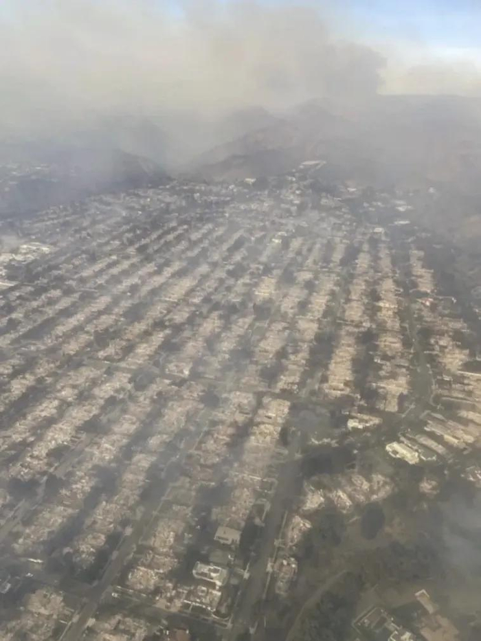 图中为俯瞰被烧毁的Pacific Palisades社区