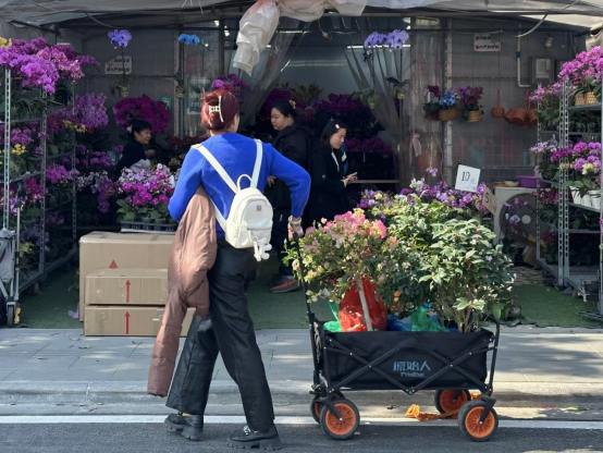 市民在市场内选购。