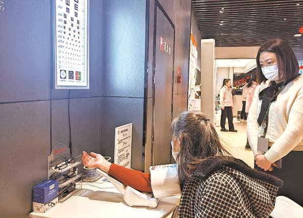             在便民服务区，顾客在测量血压          