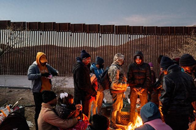 当地时间2025年1月5日，美国亚利桑那州，墨西哥难民刚刚越过边境墙的一段进入美国。视觉中国 图