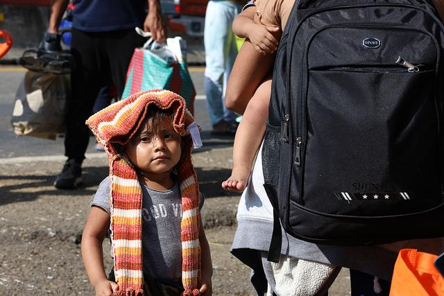 当地时间2024年11月5日，在墨西哥塔帕丘拉，一名小女孩和她的母亲在前往美国。视觉中国 图