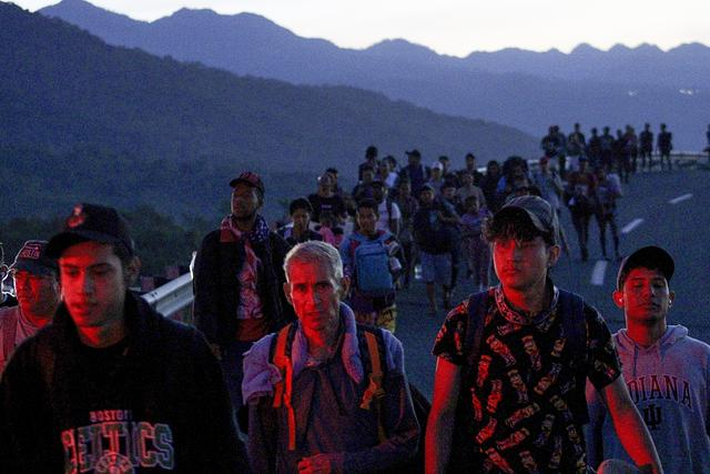 当地时间2024年12月3日，墨西哥威克斯特拉，移民们在清晨时分前往美国。 视觉中国 图