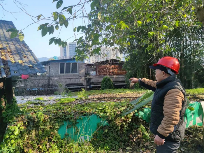 钟德怀指着的已被拆掉的地方，曾是他们的家，钟波丢失前住在这里。新京报记者 赵敏 摄