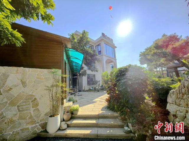 图为隘头村里的温泉民宿。中新网记者 林永传 摄