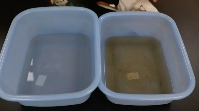 图左为合格暖手宝里的干净液体，图右为不合格暖手宝里浑浊的液体。新华社记者 张哲摄