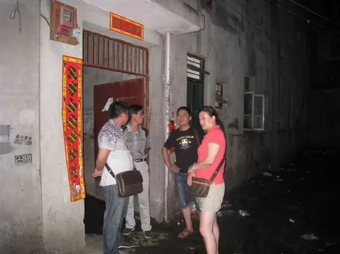 2011年，刘伯丽（右一）和魏启明（左一），在福州市寻找、蹲守陈某发。图源：雨城区分局刑警大队