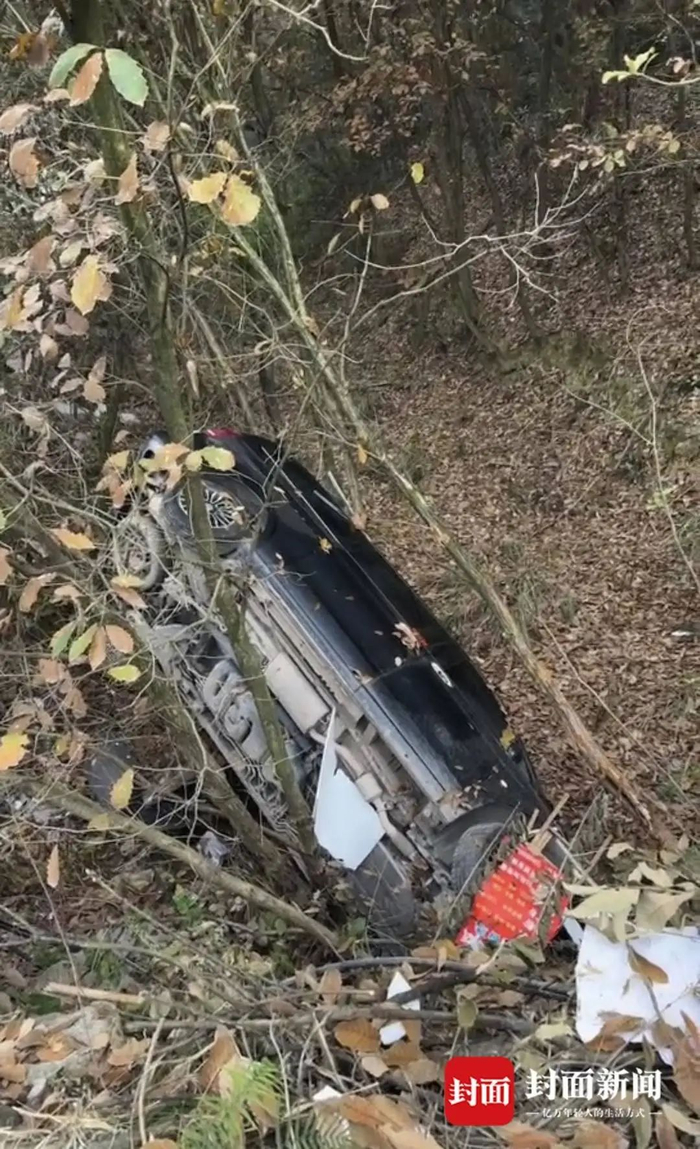 奔驰商务车冲下山坡后被树木卡住。