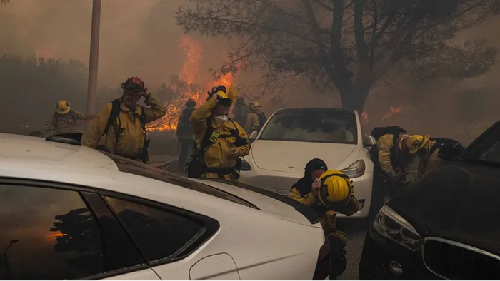 由于没有水源，消防员在现场什么都做不了