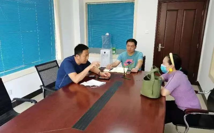2021年，胥珍澎（左一）和胡平（中）走访了解案情。图源：雨城区分局刑警大队
