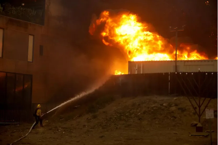  2025年1月8日，托兰斯消防队员在帕利塞德社区救火