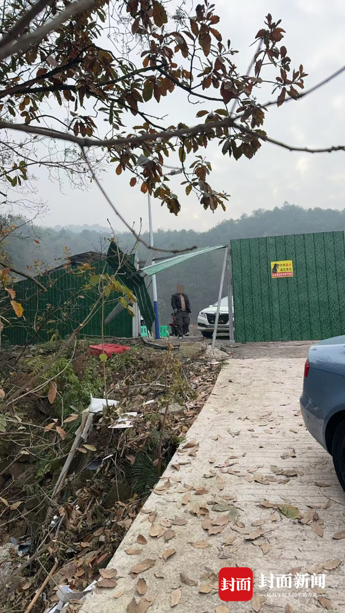 万顺典当公司的刘先生准备开走奔驰商务车时，撞破了停车场的围挡。