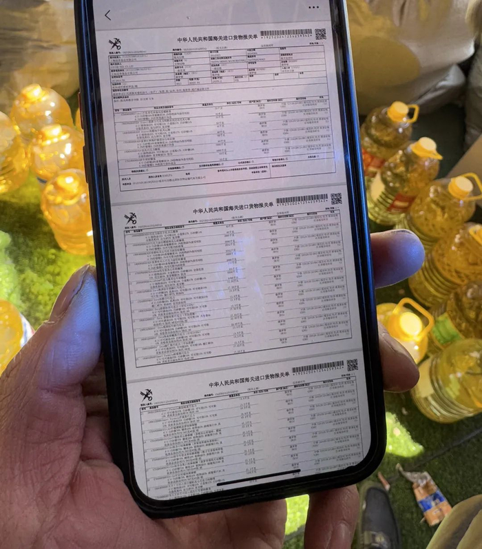 图为负责人出示的进口货物报关单。孙婉秋摄