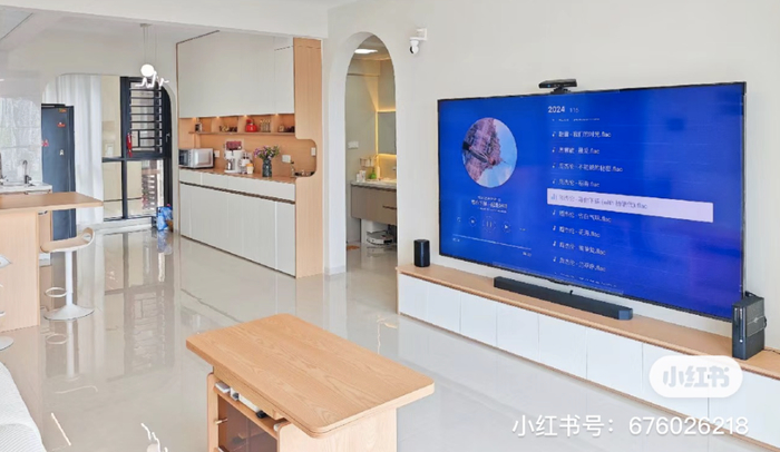小红书网友@功夫熊猫xm 客厅的100英寸大电视。图/受访者提供