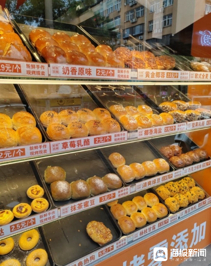 2元面包店主打经济实惠，多数面包价格在2元-5元