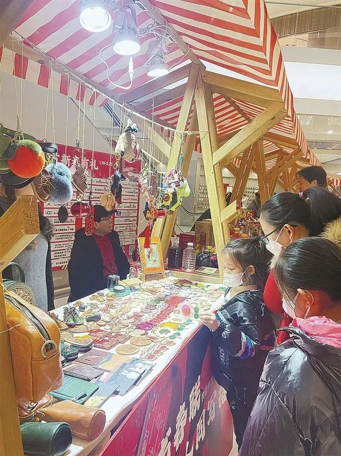 ▲非遗进商场，也走进了百姓的日常生活。