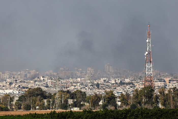 当地时间2025年1月7日，以色列南部，巴以冲突持续，远处加沙地带浓烟滚滚。图/IC photo