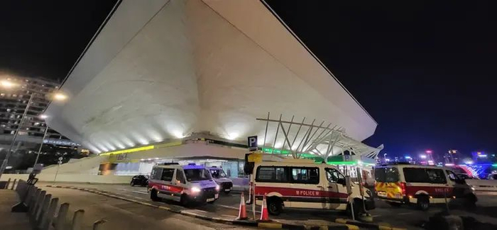 多辆警车在红馆外驻守。