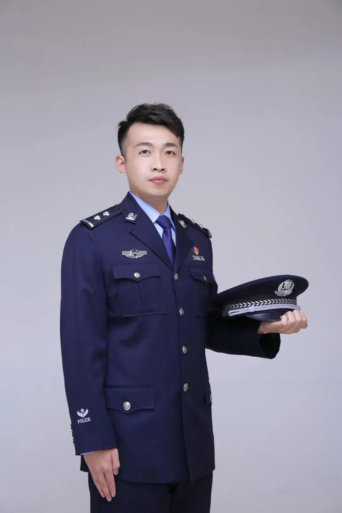 当之无愧的"最帅特警教官"成为大家心目中过硬的本领和帅气的形象特警