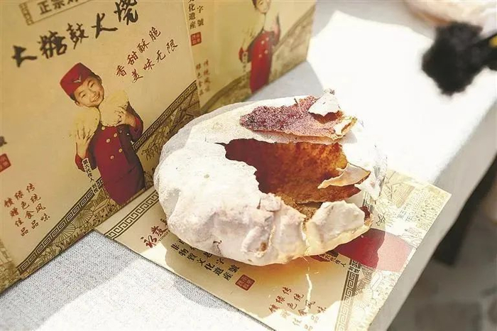 ▲旅顺水师营大糖鼓火烧在非遗购物节上很受欢迎。