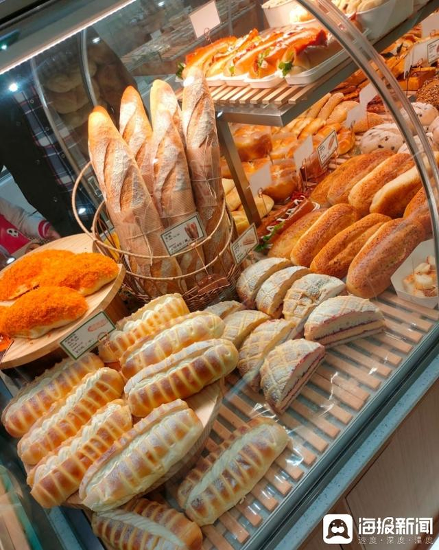 一家精品烘焙店里放着刚出炉的面包