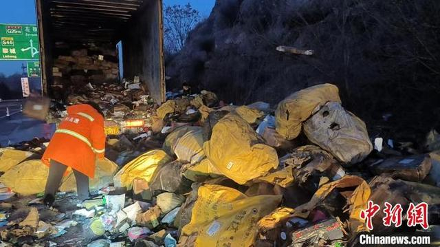 消防员从起火车厢里抢运出来的部分快件。李佳宣 摄