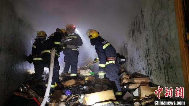 消防员在车厢内部清缴余火。李佳宣 摄